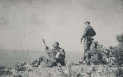 British soldiers with arms, Island of Vis, January 1944. (Military Museum, Belgrade, Collection of photographs, 8650)