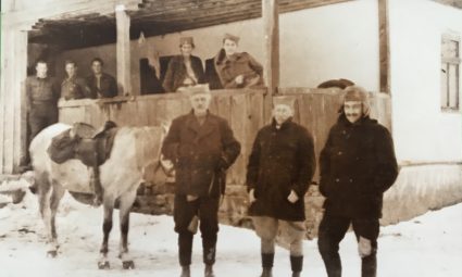 Бригадир Армстронг, мајор Арчи Џек и њихов водич познат као чика Перо, сликани у цивилној одећи пре једне од њихових мисија (Империјални ратни музеј, Лондон, архивски документ, 12697)