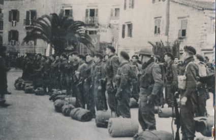 Одред енглеских војника у Комижи на Вису, фебруар 1944 (Војни музеј, Београд,Збирка фотографија, 14349)