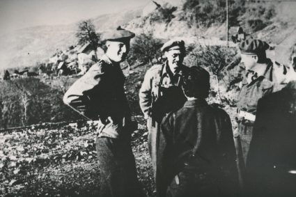 Fitzroy Maclean, Head of the British Military Mission with Randolph Churchill and journalist John Talbot, Drvar, May 1944. (Military Museum, Belgrade, Collection of photographs, 19355)