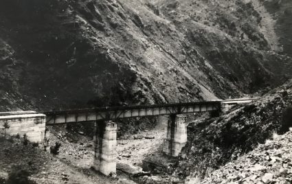 Фотографија моста коју је снимио мајор Арчи Џек у близини Мокре Горе, пре него што ће бити уништен октобра 1943 (Империјални ратни музеј, Лондон, архивски документ, 12697)