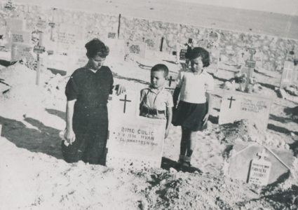 На нашем гробљу у Ел Шату, 1944 (Војни музеј, Београд, Збирка фотографија, 21548)