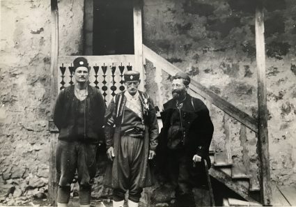 Major Bill Hudson (left) and General Mihailović with a Montenegrin veteran of the Balkan and First World Wars pose for a photograph. (IWM, London, Documents archive 12691)