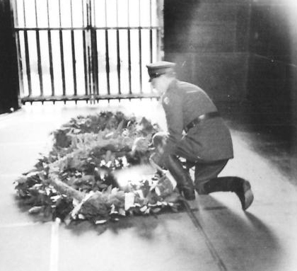 Field Marshal Alexander lays a wreath at the Grave of the Unknown Soldier on Avala. (IWM, London, photographic archive, NA22561)