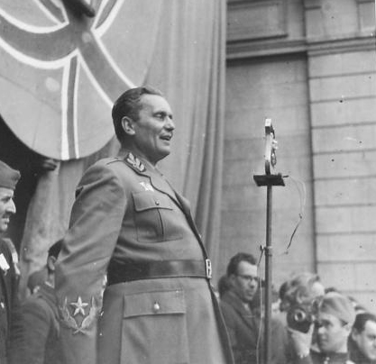Маршал Тито, иза кога се јасно види британска застава, обраћа се маси 27. марта 1945 (Империјални ратни музеј, Лондон, фото-архива, NA23613)