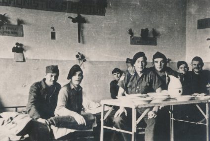 British doctors treated in the Partisan hospital, Komiža, February 1944. (Military Museum, Belgrade, Collection of photographs, 8844)