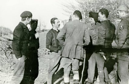 Major Japer Rootham wearing assorted British uniform items in discussions with JVuO officers shortly after his arrival in Serbia. (IWM, London, photographic collection, 8912-19)